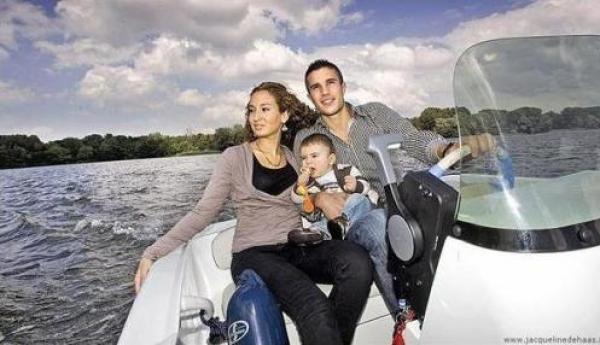 مغربي وراء إسلام النجم الهولندي روبن فان بيرسي