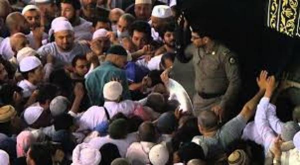 السعودية .. تخصيص أوقات للنساء لتقبيل "الحجر الأسود"