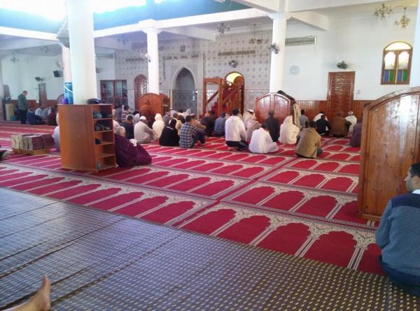 مختل عقليا يهاجم مسجدا و يقوم بطعن شخصين اثناء صلاة الجمعة