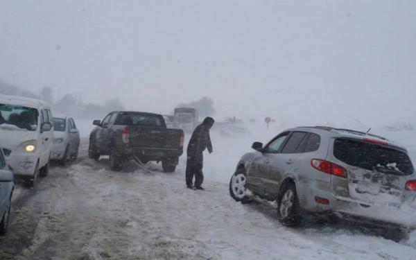 هكذا تدخل رئيس بلدية إفران لإنقاذ زوار المدينة المحاصرين بين الثلوج من الخطر المحقق