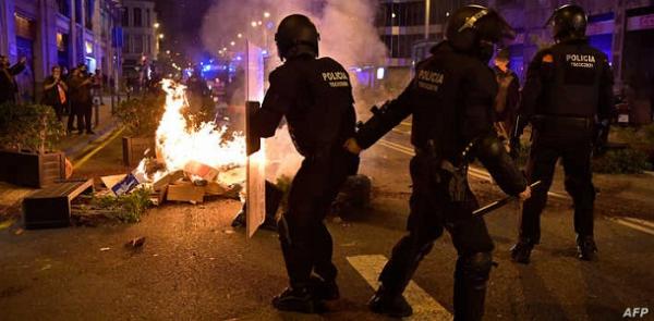 تواصل أعمال العنف والتخريب بشمال إسبانيا احتجاجا على سجن "رابور" والشرطة تعتقل العشرات