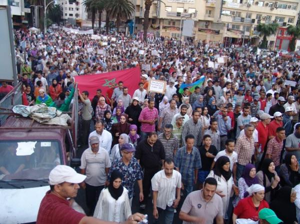 عشرات الآلاف يخرجون بالبيضاء ضد الفساد والانفراد بالسلطة	