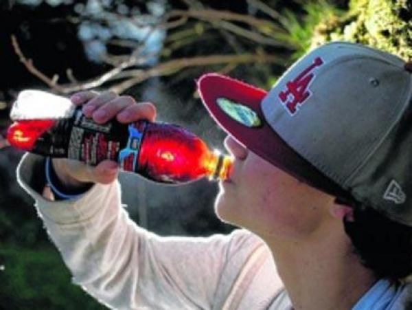 دراسة تكشف ارتباط العنف لدى الشباب بالمشروبات الغازية