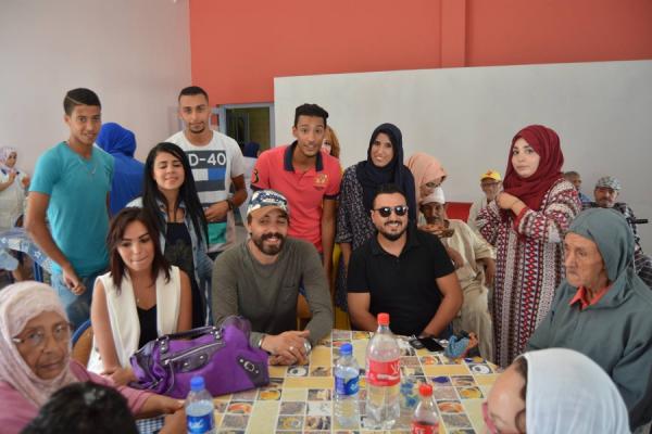 بالفيديو : " رشيد شو" و " البسطاوي " بمعية فيسبوكيين يشاركون نزلاء دار العجزة بالمحمدية فرحة العيد