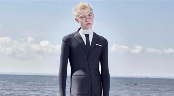 بذلة رسمية يمكنك السباحة بها في البحر