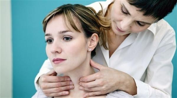 النساء... أول ضحايا التهاب الغدة الدرقية لهاشيموتو