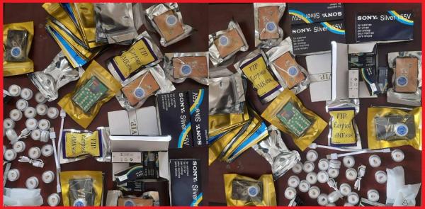 مرة أخرى ... ترويج أجهزة الكترونية تستعمل في الغش يقود طالبين إلى الاعتقال