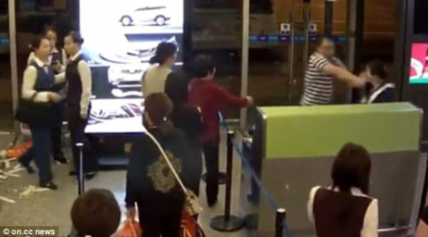 بالفيديو: مسافرون يعتدون على طاقم طائرة بسبب تأخيرها