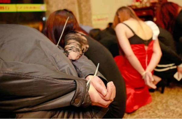 فتاتان مغربية ومصرية في قلب فضيحة جنسية أطاحت بضابط كبير