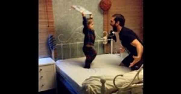 بالفيديو.. أب يعاقب ابنه على طريقة المصارعة الحرة