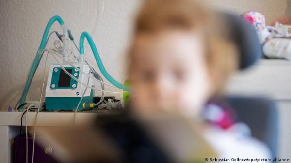 إبرة بملايين الدولارات.. الإنترنت يوفر الدواء الأغلى عالمياً لطفل بريطاني