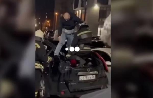 نجا بأعجوبة.. سقط من الطابق 19 ثم نهض ماشيا على قدميه (فيديو)