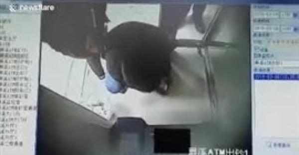 ماكينة صراف آلي تصاب بالجنون وتقذف الأموال (فيديو)