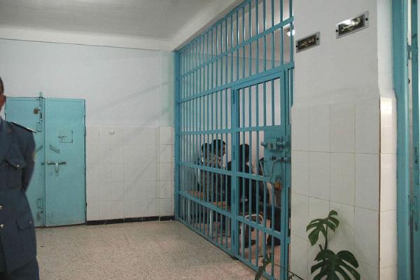 الغموض يَلفّ وفاة شاب في السجون الجزائرية.. وجبهة "البوليساريو" في قفص الاتهام