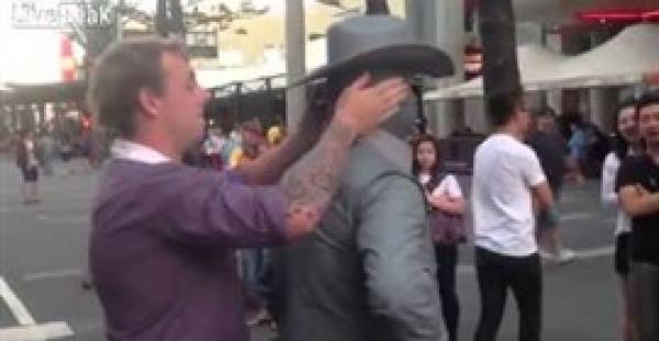 بالفيديو.. مهرج يسدد لكمة قوية لشاب حاول استفزازه