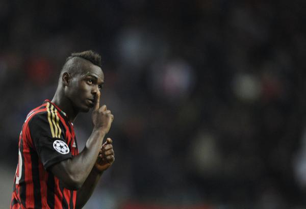 ماريو بالوتيلي يضرب مصور صحفي (فيديو)