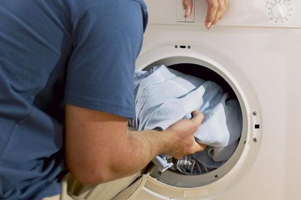 حيلة بسيطة تُغنيك عن مكواة الملابس