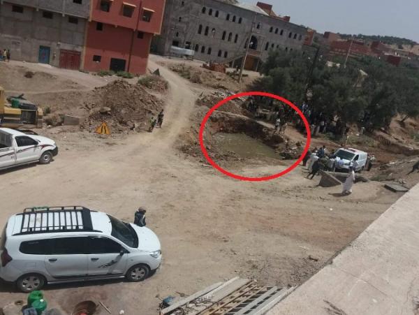 صدمة... غرق طفل في حفرة مائية تعود لمقاولة مكلفة ببناء قنطرة