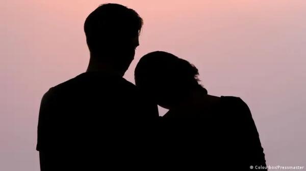 دراسة: الأزواج الذين ينشرون سعادتهم عبر مواقع التواصل الاجتماعي أكثر تعاسة من الآخرين