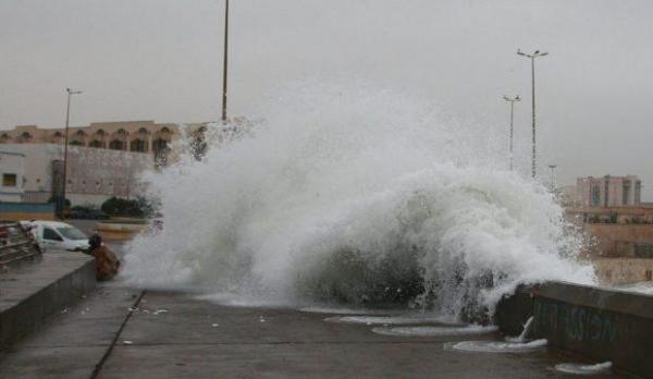 "ميني تسونامي" يستنفر سلطات البيضاء وهذا ما قامت به