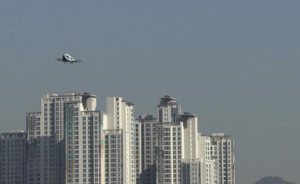 تاكسي درون بدون سائق تنفذ رحلة طيران فوق العاصمة الكورية الجنوبية سيول