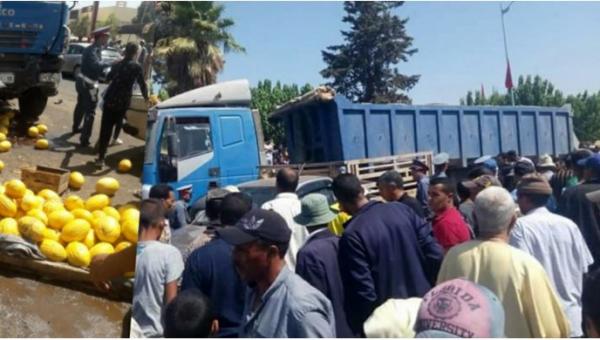 عاجل .. شاحنة تدهس مجموعة من السيارات والمواطنين في سوق أسبوعي وهذه التفاصيل  (صور)