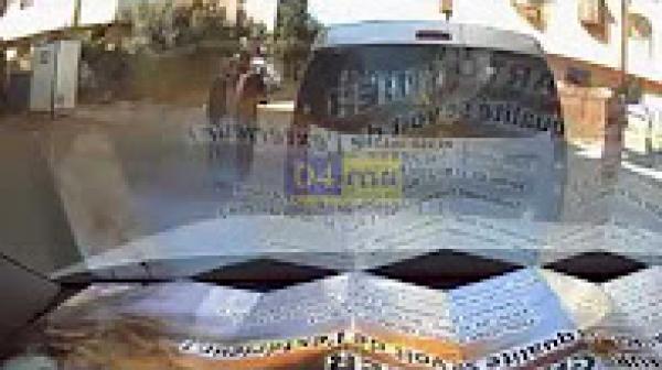 شخص يكسر 6 سيارات و كاد أن يقتل إمرأة و رضيعها