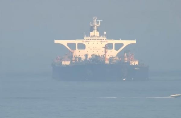 انفجاران على متن ناقلة نفط إيرانية قبالة ميناء جدّة إثر ضربات صاروخية