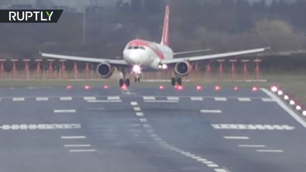 فيديو يحبس الأنفاس.. قوة الرياح تحرف طائرات عن مدرج المطار في بريطانيا