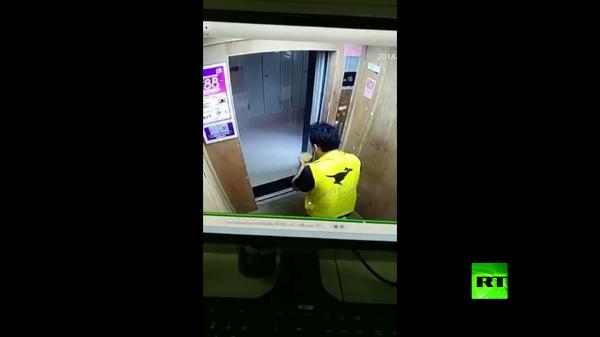 ساعي التوصيل يتذوّق حساء الزبون بشراهة ويفجّر الإنترنت الصيني