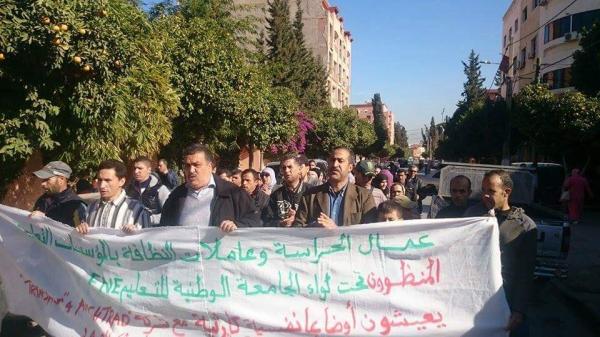 عاملات الطبخ والنظافة وحراس الامن الخاص يحتجون على نيابة التعليم ببني ملال