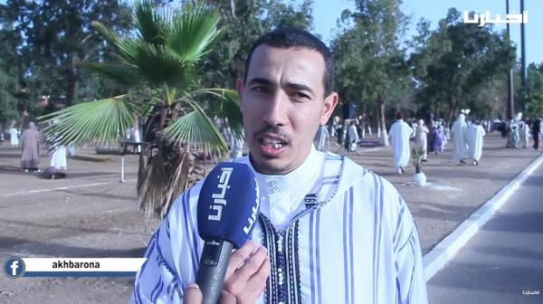 مغاربة بعد صلاة عيد الأضحى يدعون إلى مساعدة عمال النظافة في عملهم