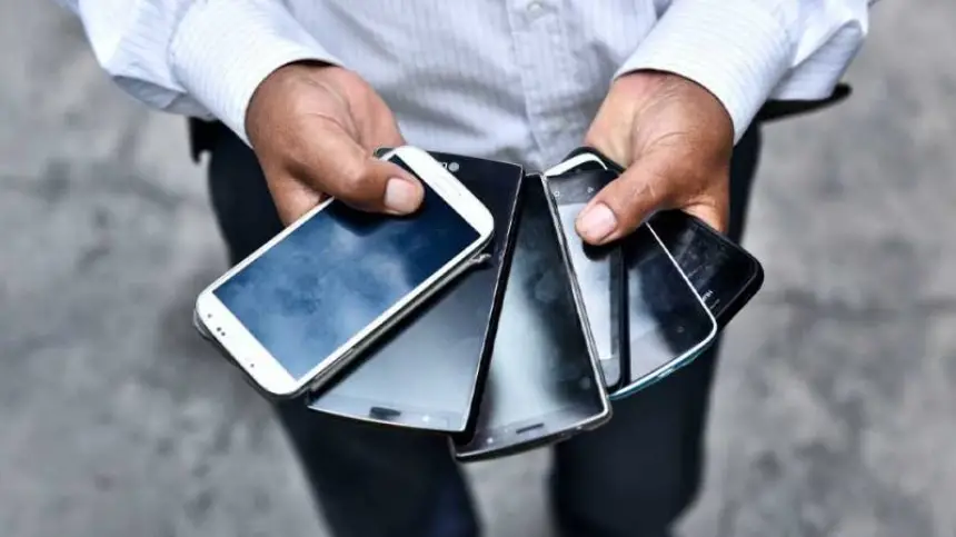 تهريب الهواتف من برشلونة إلى المغرب..عملية ضخمة تطيح بعشرات المتورطين