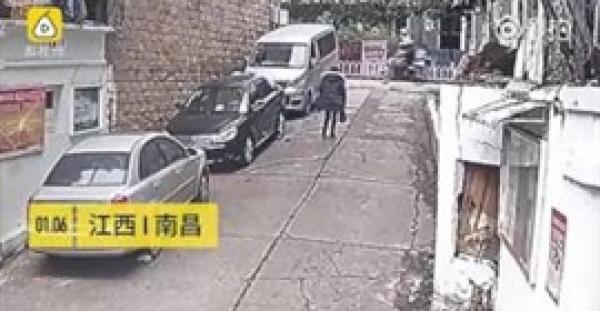 بالفيديو.. عروس تلقي بنفسها من شباك شقتها بفستان الزفاف