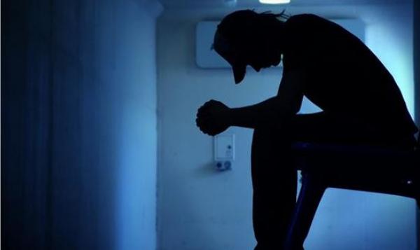 جريمة صادمة في بريطانيا: مراهق يغتصب والدته