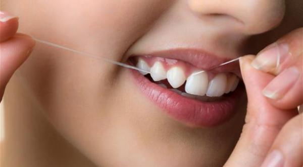 هل يزيد التنظيف بالخيط حساسية الأسنان؟
