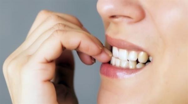 هذا ما يحدث عند قضم الأظافر