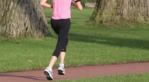 الركض دقيقة واحدة يومياً يحمي عظام المرأة