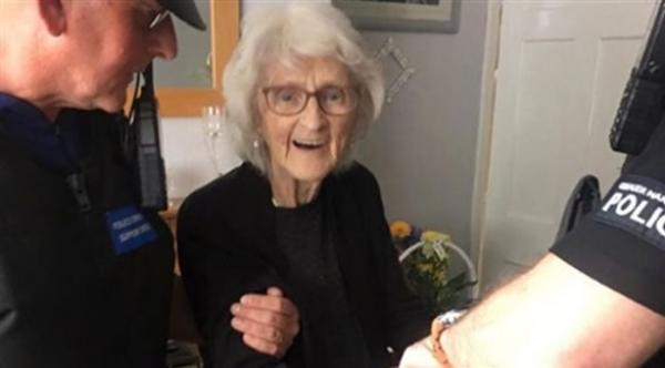 تسعينية تتمكن من تحقيق أمنيتها الأخيرة وتدخل السجن