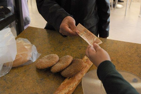 صحف الجمعة : الحكومة تقطع الطريق على الزيادات المرتقبة في أسعار الخبز والحليب والنقل