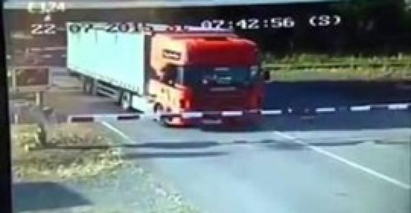 بالفيديو.. مزلقان يحاصر شاحنة فيسحقها قطار مسرع