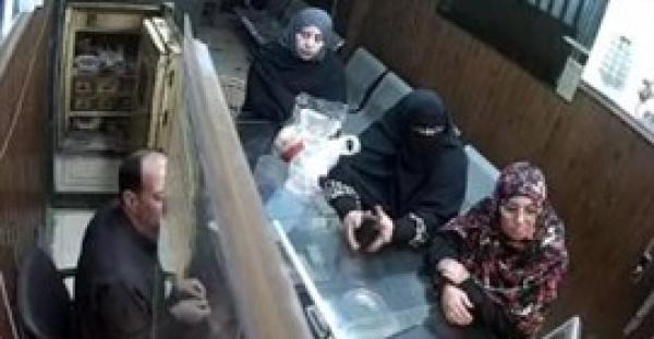 بالفيديو.. فتاة تسرق مشغولات ذهبية بعد مغافلة صائغ