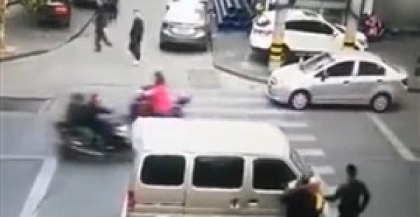 لحظة اختطاف شاحنة لطالبة أثناء عودتها من المدرسة (فيديو وصور)