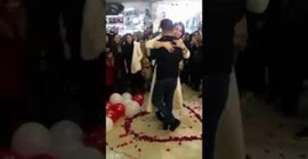 شاب ايراني احتضن فتاة وطلب يدها للزواج والنهاية غير متوقعة (فيديو)