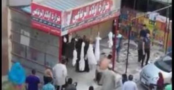 بالفيديو.. جزار يضرب شابا بالساطور