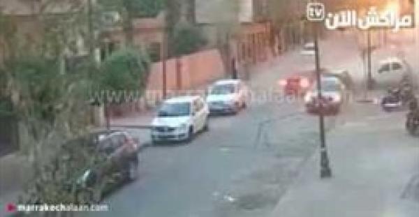 بالفيديو.. فتاة مغربية «سكرانة» تحطم 4 سيارات