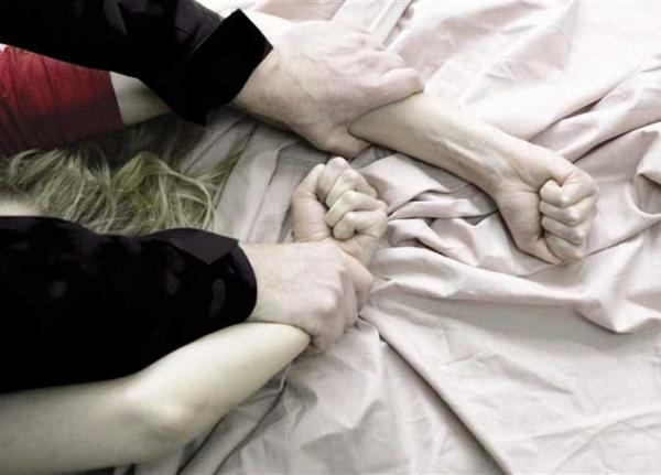 إسبانيا .. مهاجر مغربي يواجه 12 سنة سجنا بتهمة "الاغتصاب الزوجي"