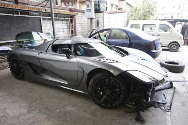 بالفيديو والصور: صيني يحطم سيارة بـ 4 مليون دولار