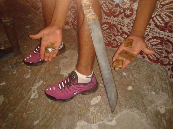 صورة : تاجر حشيش مغربي يروج بضاعته على "الفايسبوك"