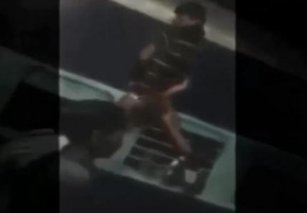 بالفيديو: عقاب وحشي لرجل شرب الماء دون استئذان